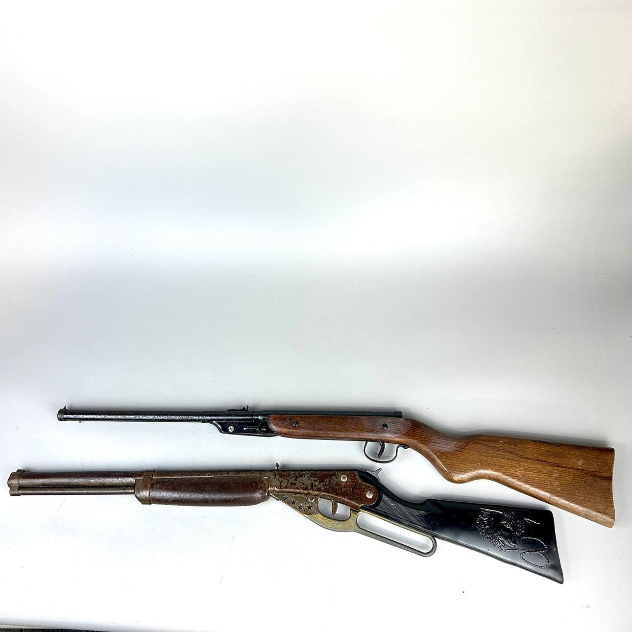 TWO VINTAGE AIR RIFLES. Weapons & Militaria - Guns & Rifles - Auctionet