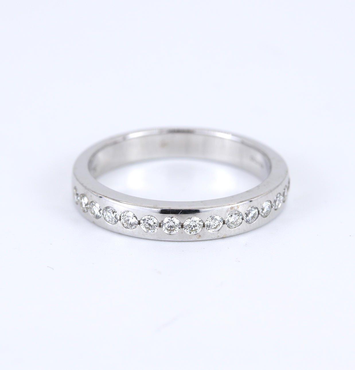 18CT WHITE GOLD DIAMOND SET HALF ETERNITY RING.