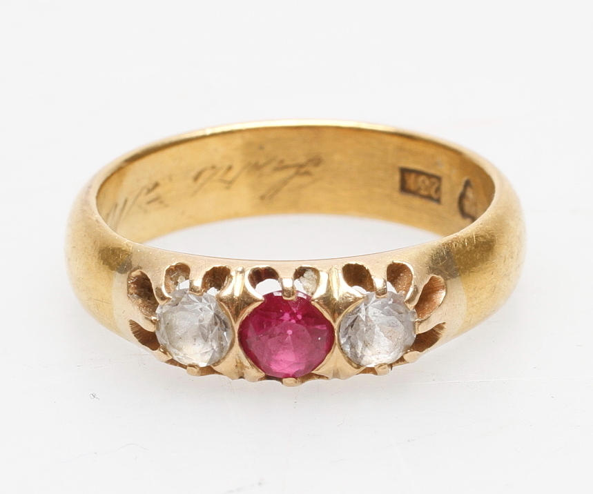 RING MED STENAR, 23k guld, vikt ca 7,2 gr.
