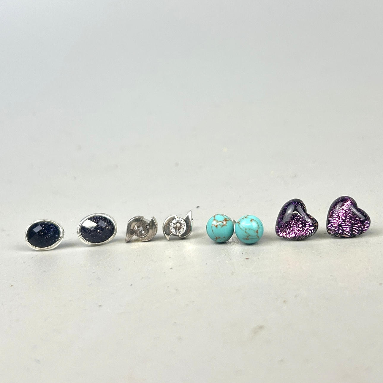 ÖRHÄNGEN, FYRA STYCKEN SILVERSTENAR, UPPSATTA.