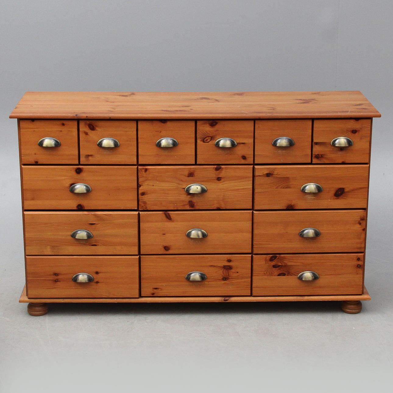 BYRÅ, typ köpmansbänk, modern.