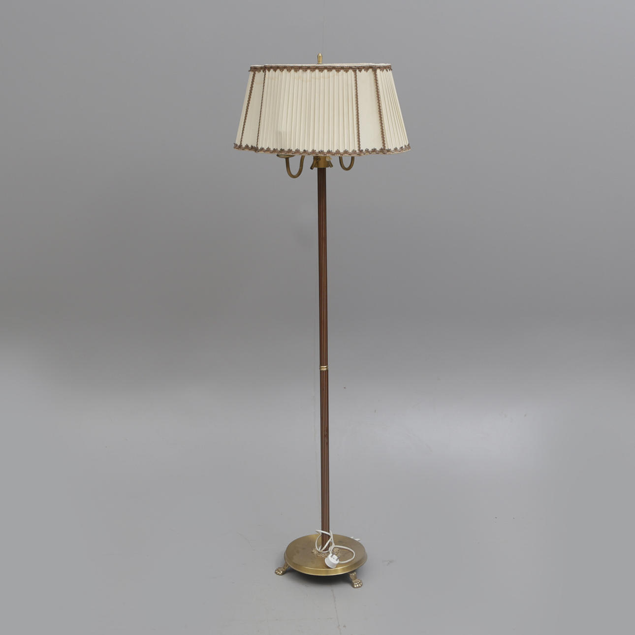 GOLVLAMPA, metall, 1900-tal.