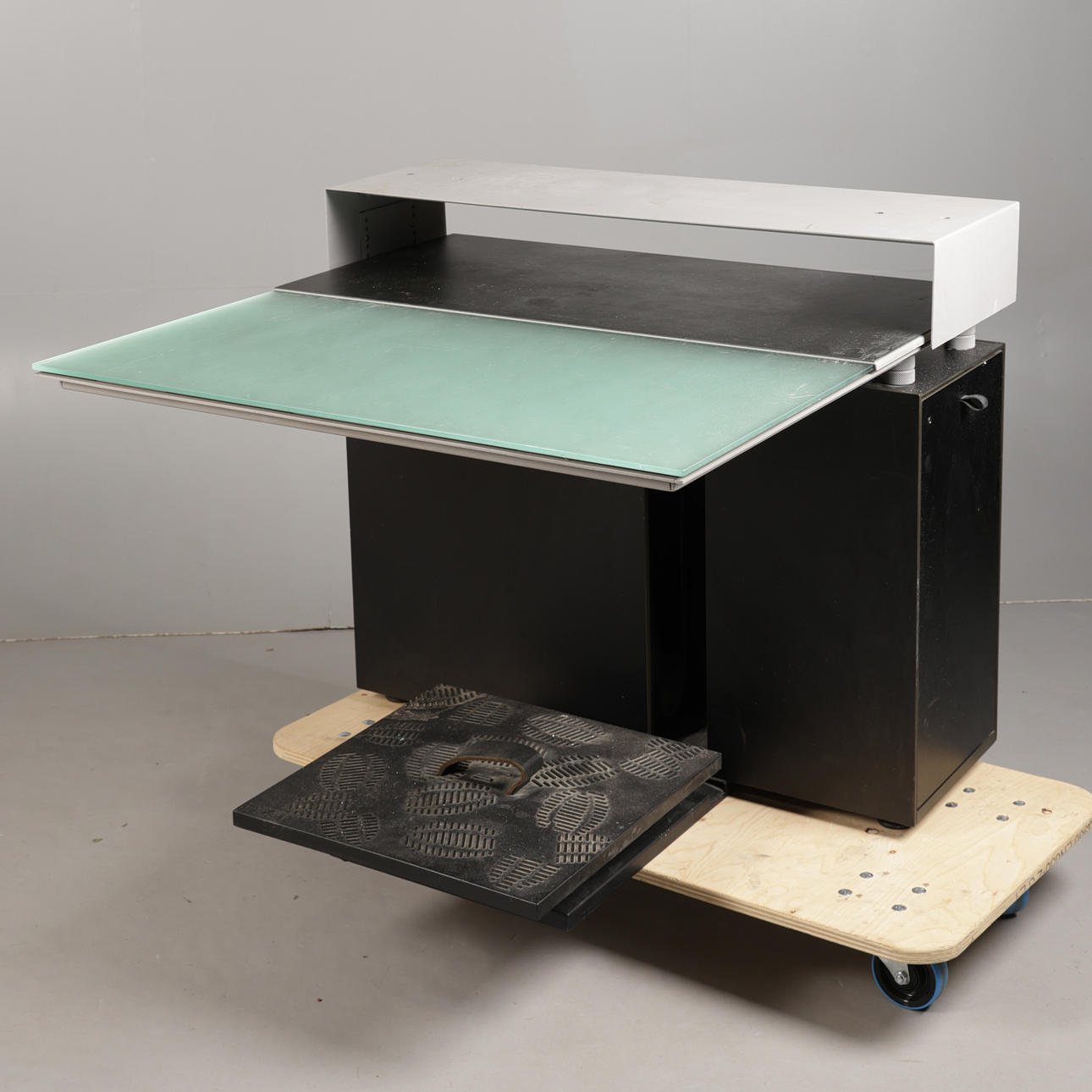 A BULO M2 DESK. Furniture - Desks - Auctionet