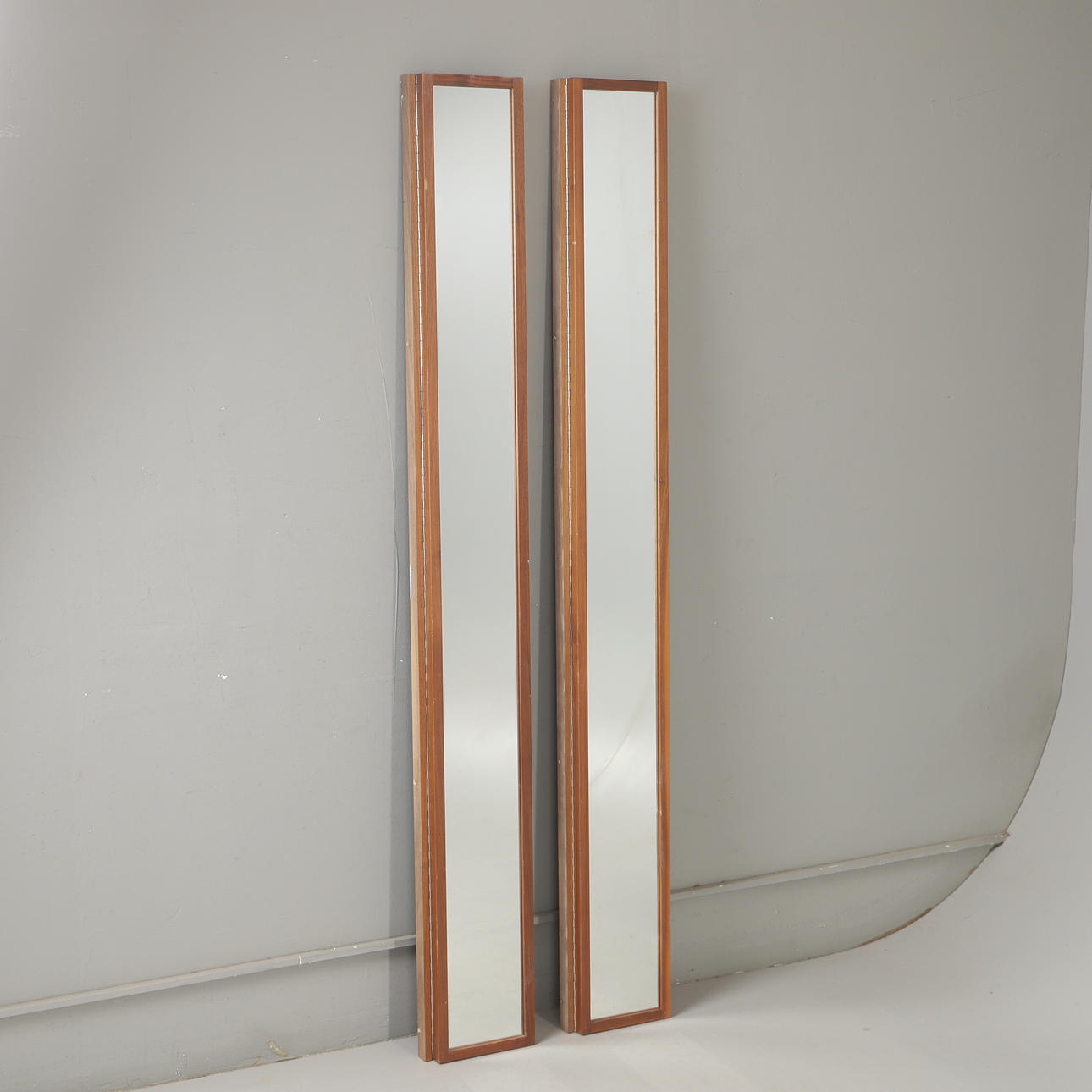 SPEGLAR, 1 par, valnöt, samtida.