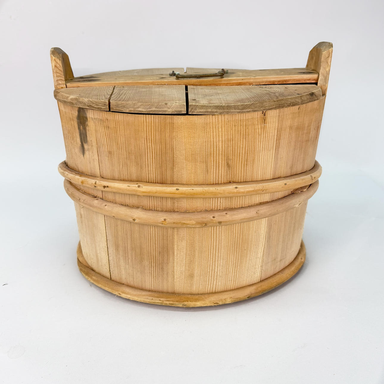 STORAGE BARREL WITH LID - 19th century.