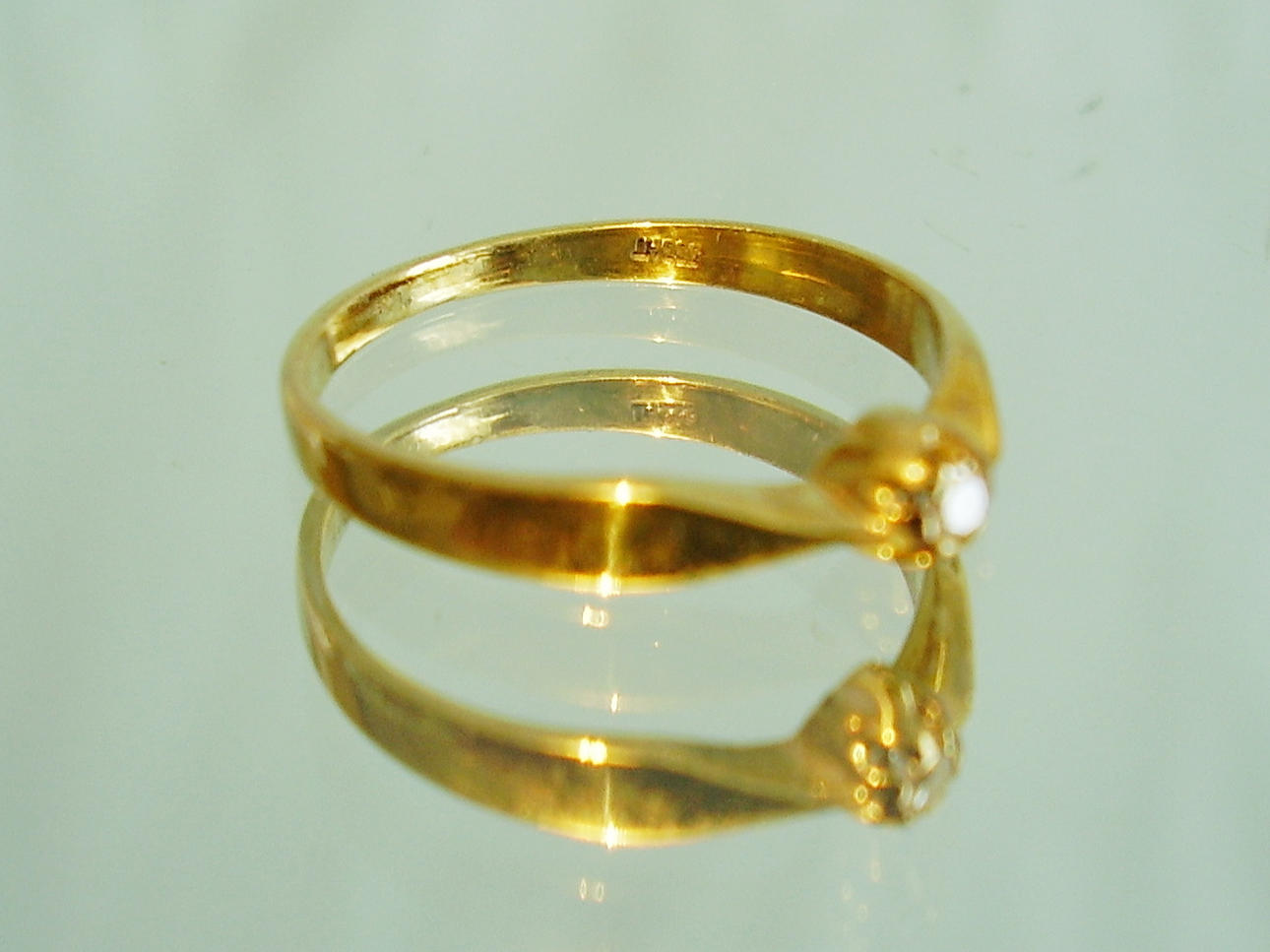 Briljant solitärring gult guld 8 carat.