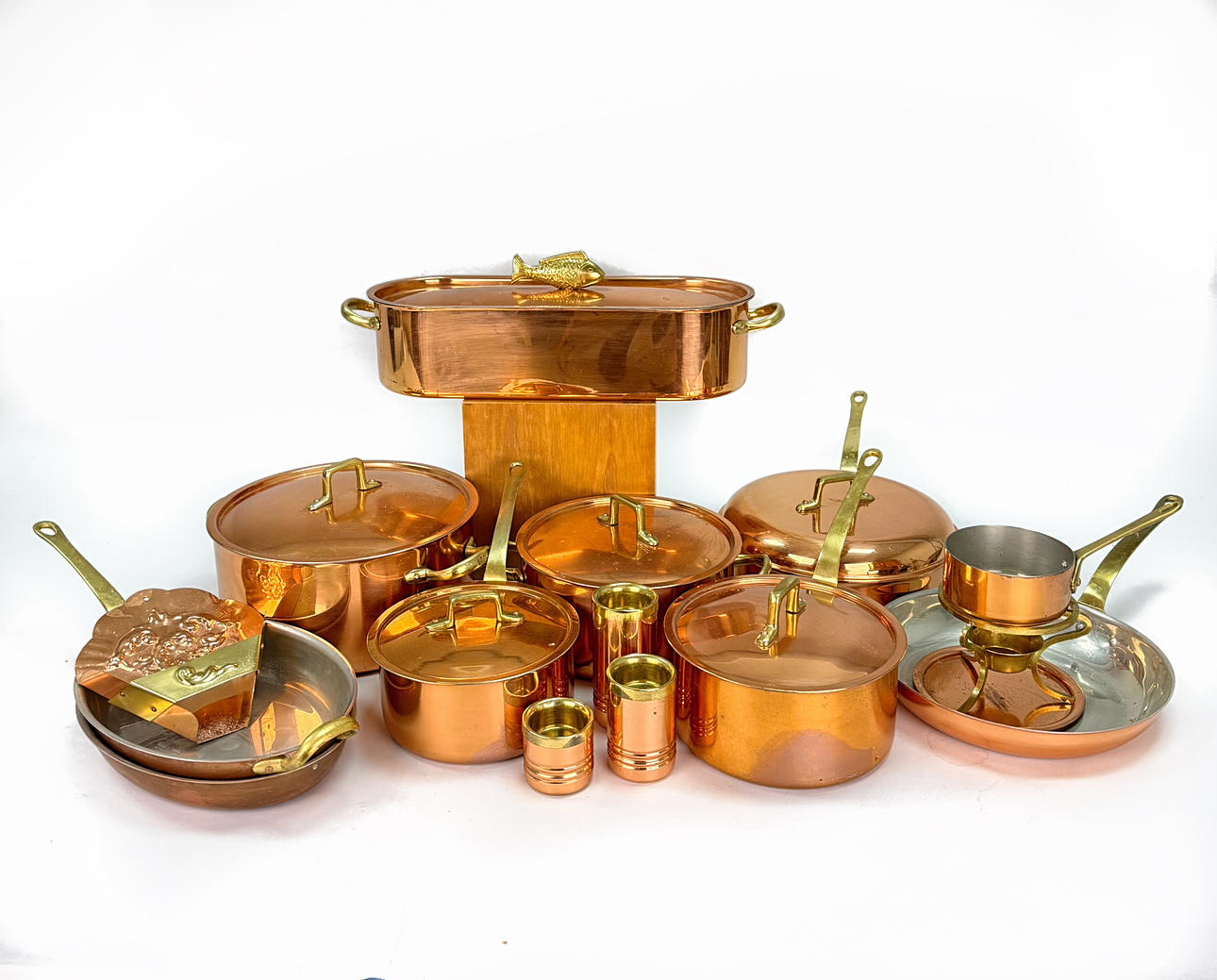 KRÖGARHUSET - 16 pieces, copper.