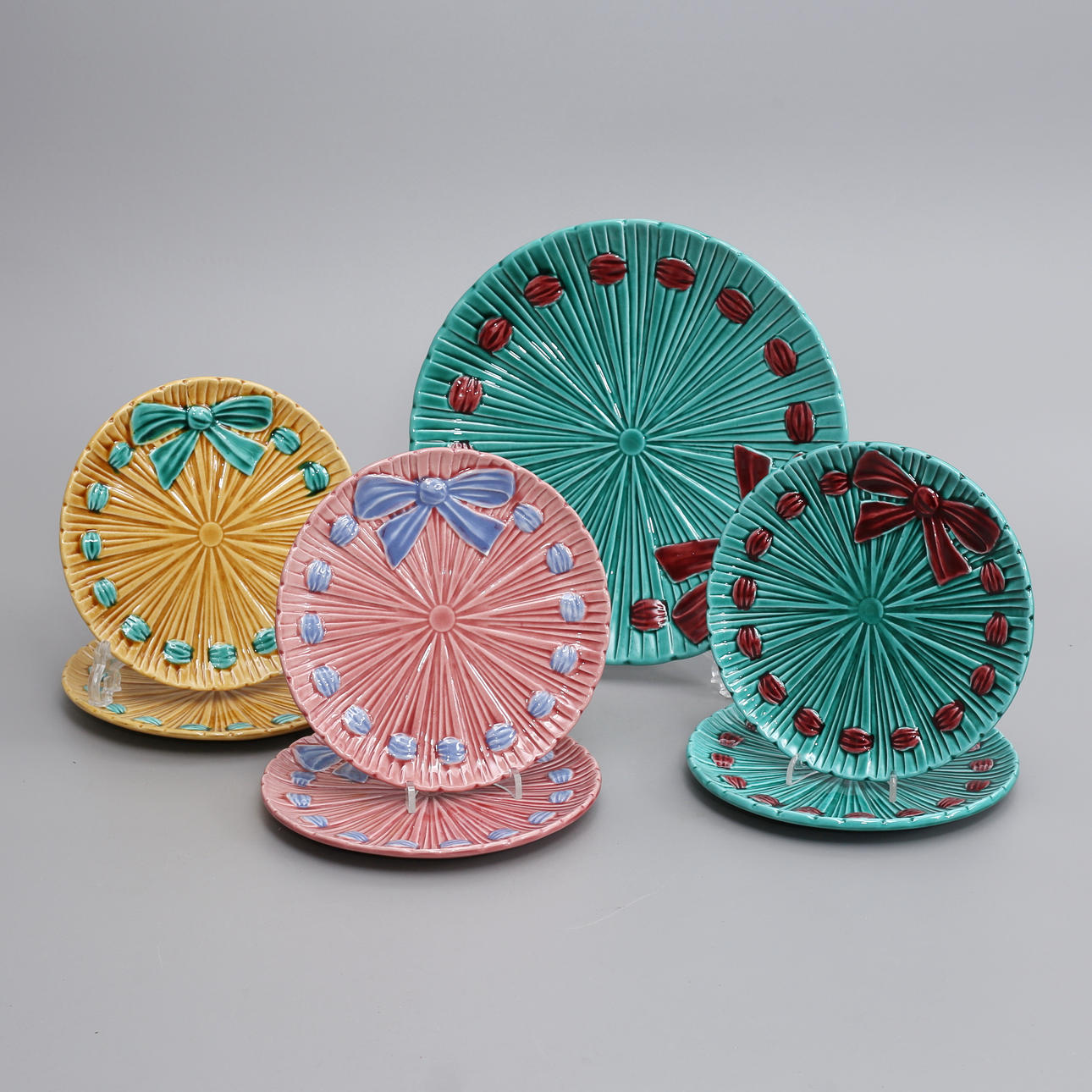 A 7-piece ceramic fruit set, early 20th century.
