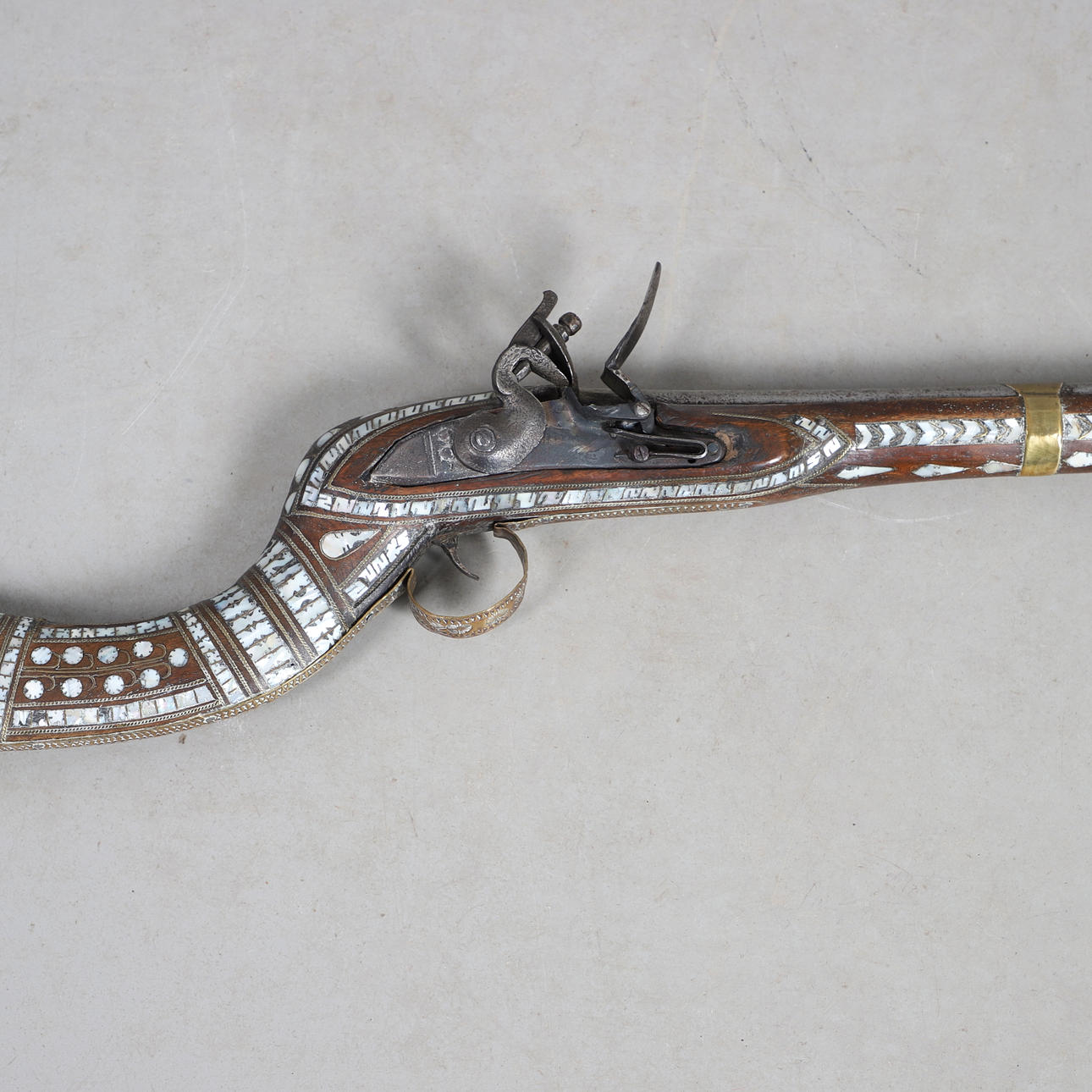 A FINELY DECORATED 19TH CENTURY AFGHAN JEZAIL WITH FLINTLOCK ACTION ...