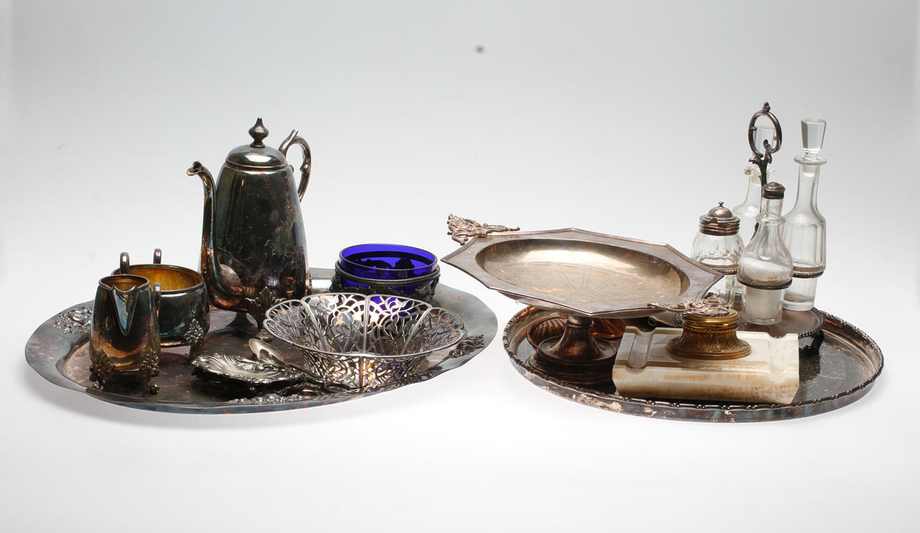 BRICKOR, 2 st, diverse metallföremål, bland annat nysilver.