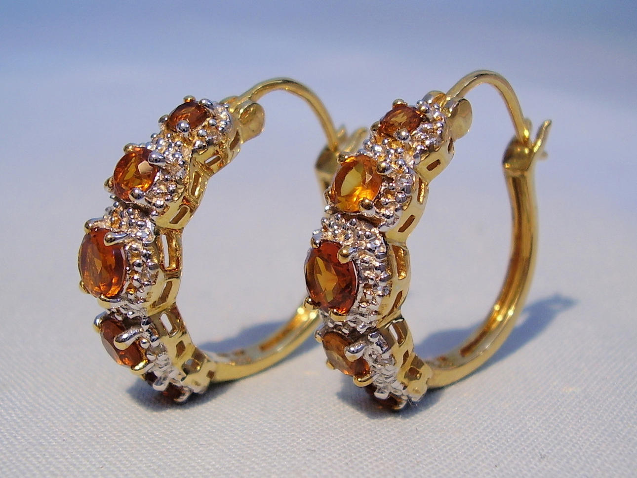 CITRIN HOOP ÖRHÄNGEN med naturlig topas entourage.