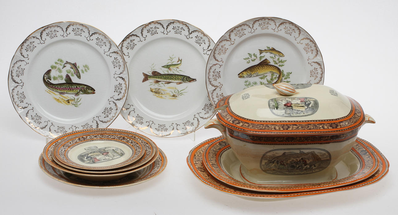 MATSERVISDELAR 25 delar med illustrationer ur Ch Dickens, Adams Tunstall England samt TALLRIKAR 8 + 4 med fiskmotiv, White Mist Staffordshire England.