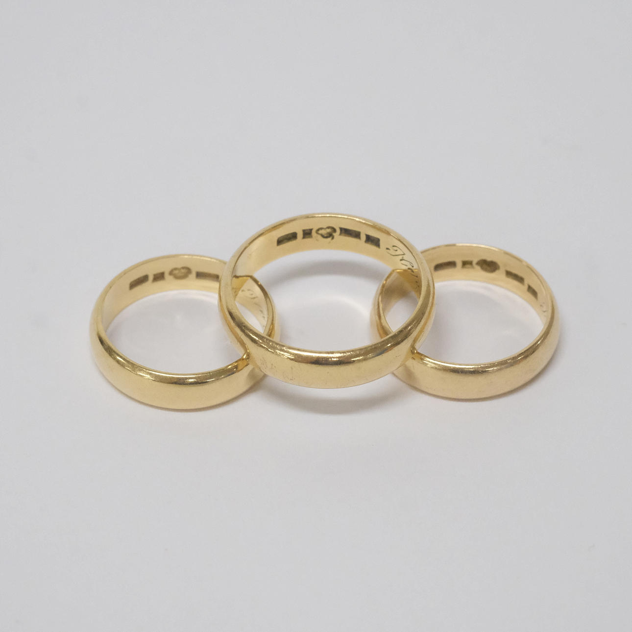 THREE SMOOTH RINGS, 18K GOLD. Jewellery & Gemstones - Rings - Auctionet