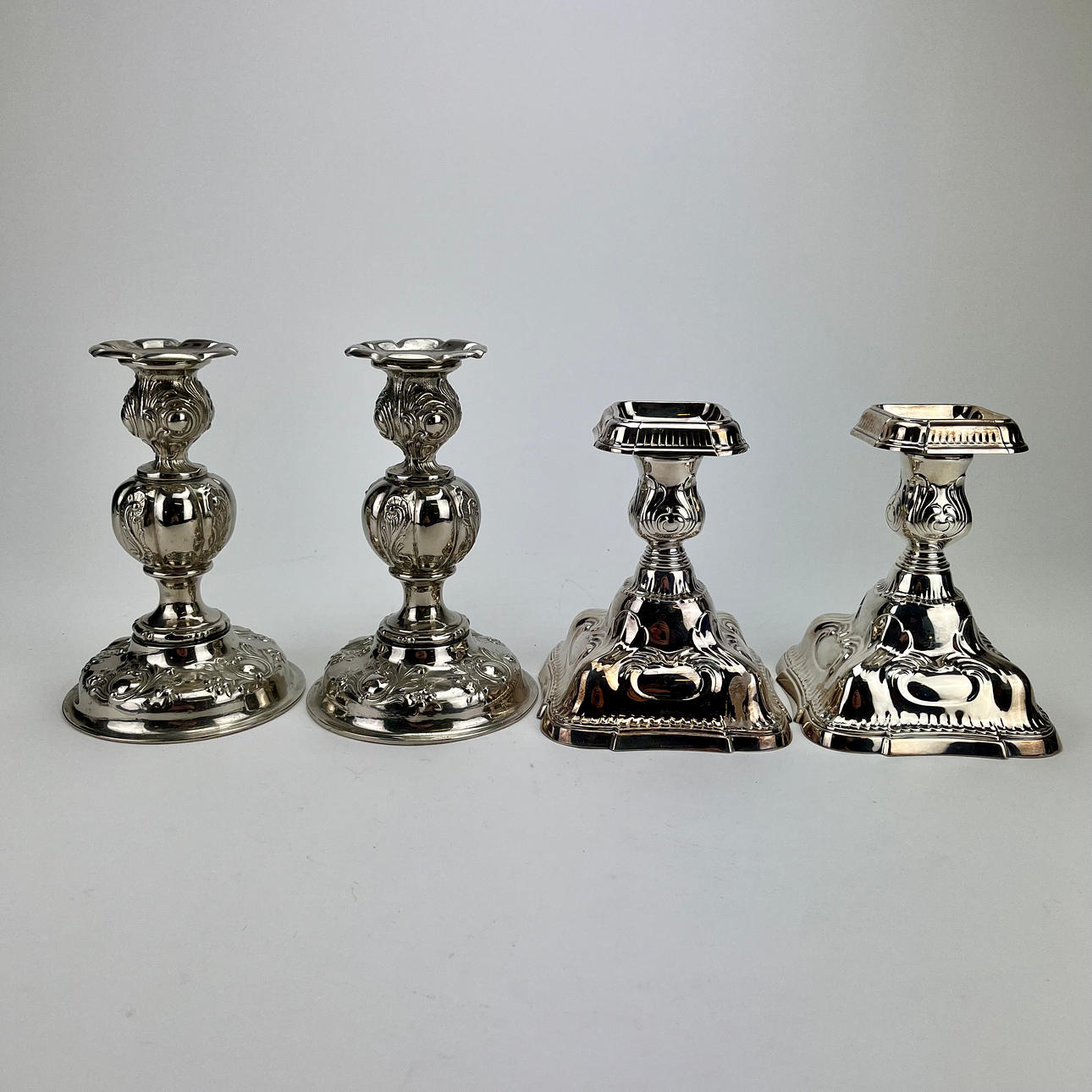 LJUSSTAKAR, 2 par, vitmetall, 1900-tal.