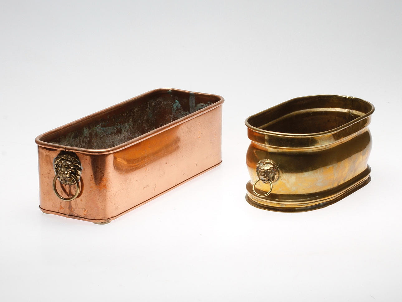 JARDINIEREER/CHAMPAGNEKYLARE, 2 st. Koppar och mässing med lejonmaskaroner.