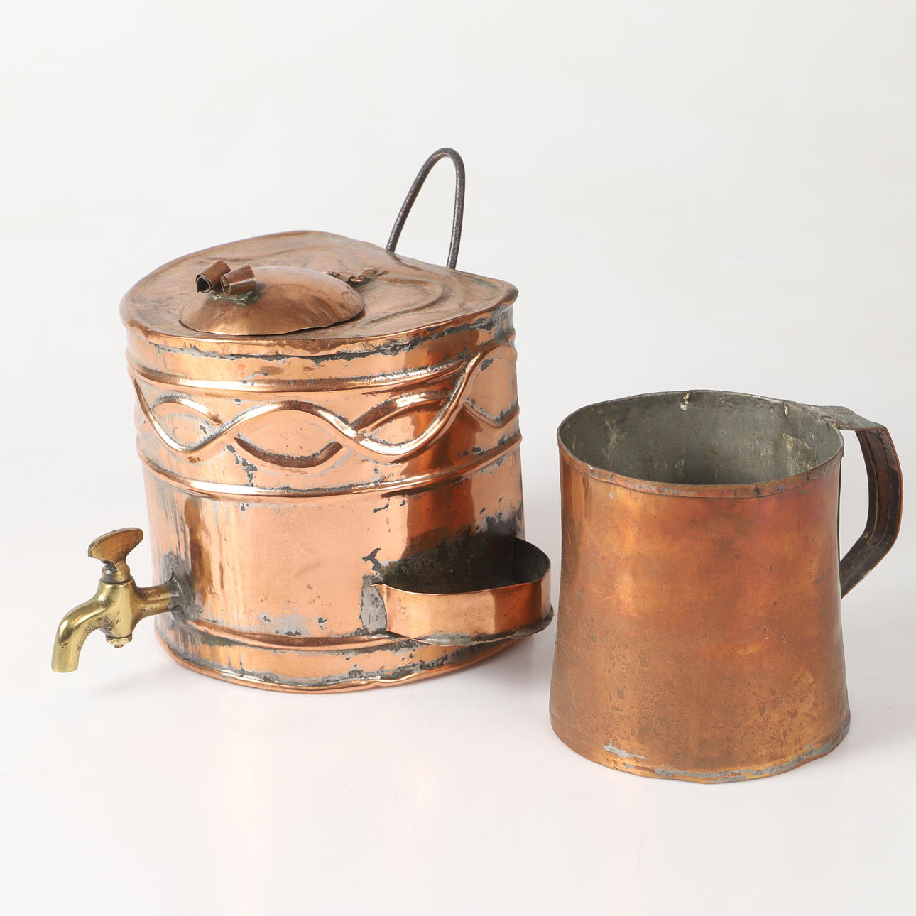 VATTENKÄRL OCH MUGG, koppar, 1800-tal.