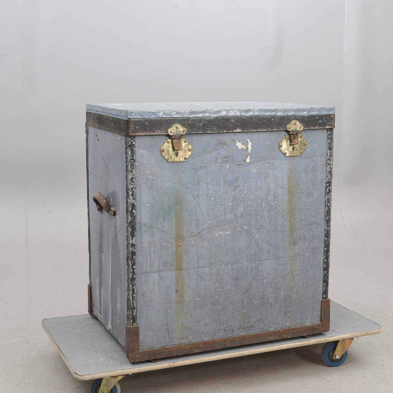 KOFFERT, märkt E.A 14, plåtklädd, 1900-talets första hälft.