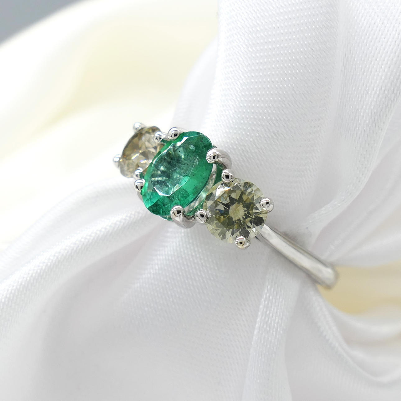 EMERALD & DIAMOND ring, white gold.