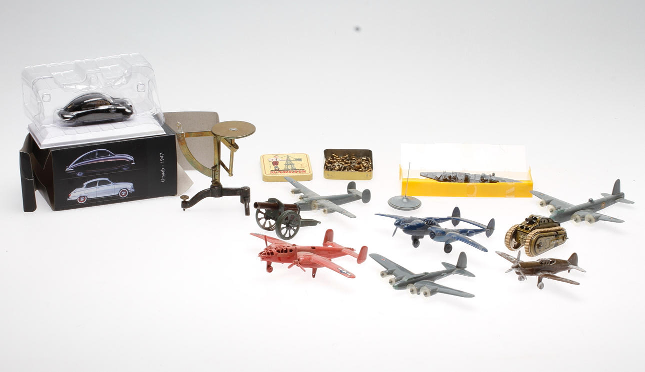 LEKSAKER, metall och plast, 1900-tal.
