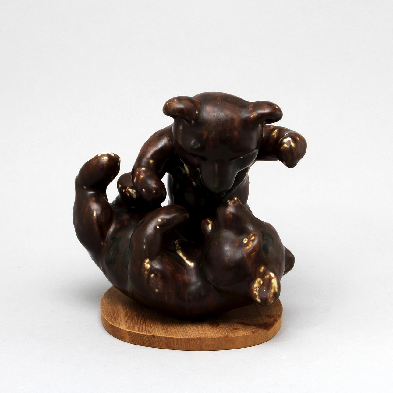 FIGURGRUPP LEKANDE BJÖRNAR, glaserat stengods. Karl Grössl, Rörstrand.