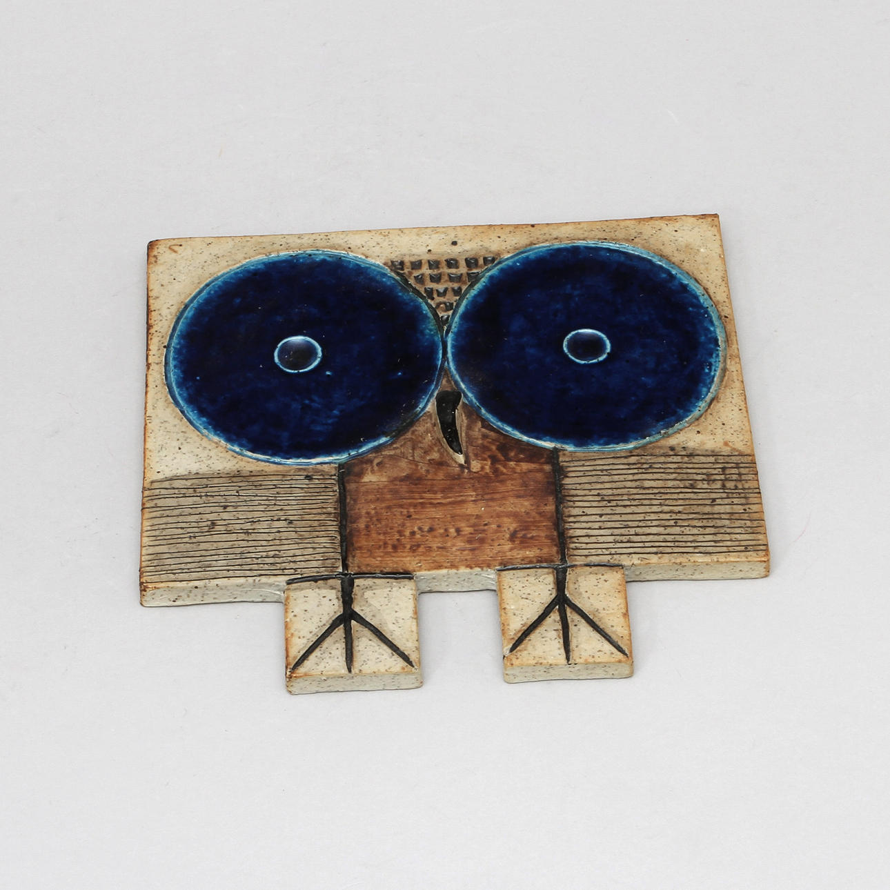 VÄGGRELIEF i form av en uggla, stengods. Inger Persson, Rörstrands Ateljé, signerad.