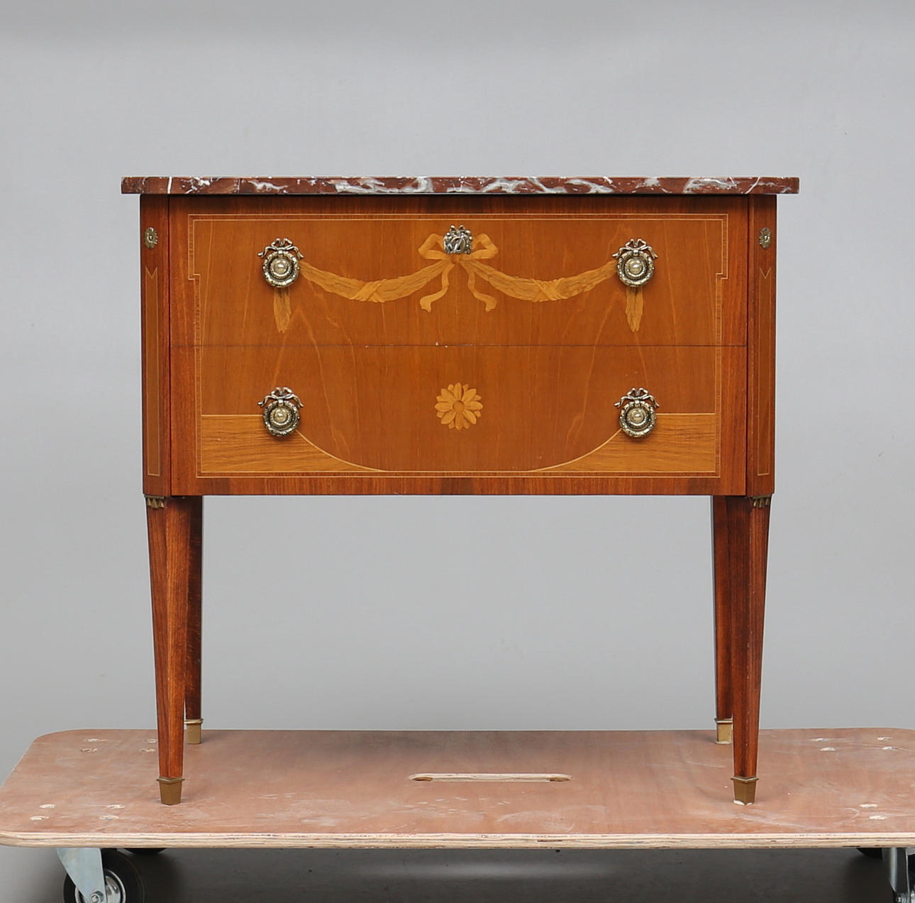 BYRÅ, gustaviansk stil, 1900-talets mitt.