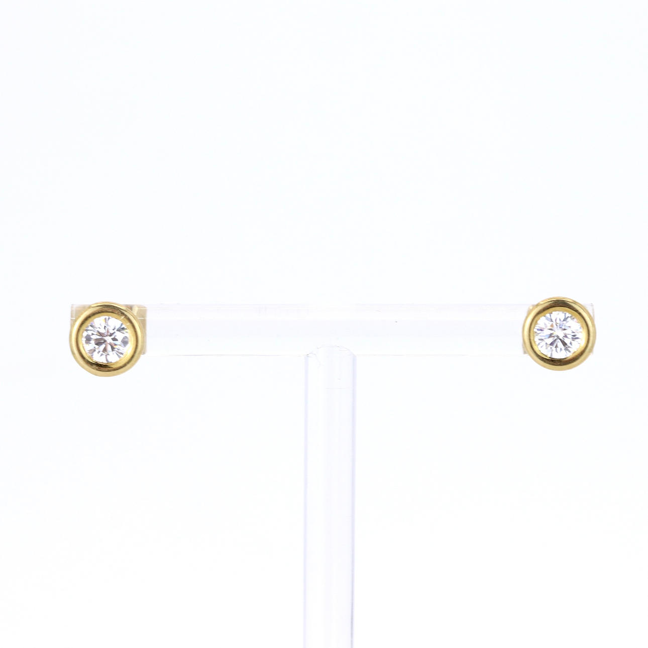 18CT GOLD DIAMOND STUD EARRINGS.
