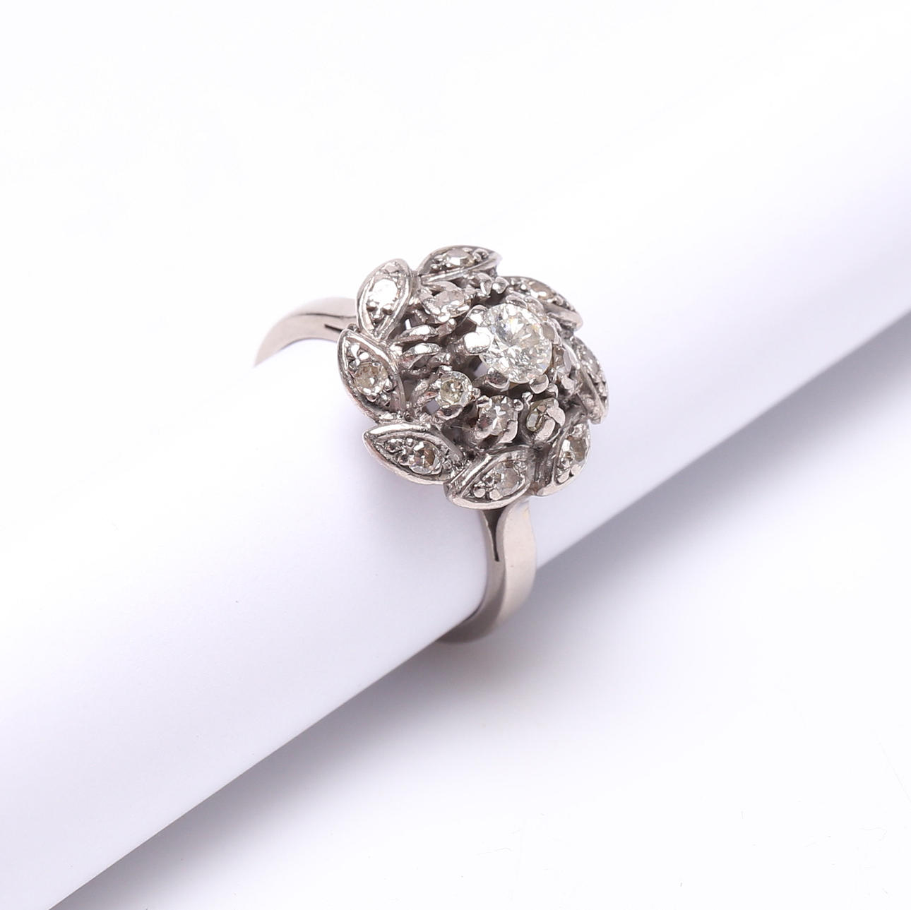 RING, 8K vitguld samt diamanter, carmosemodell, vikt ca 4gram.