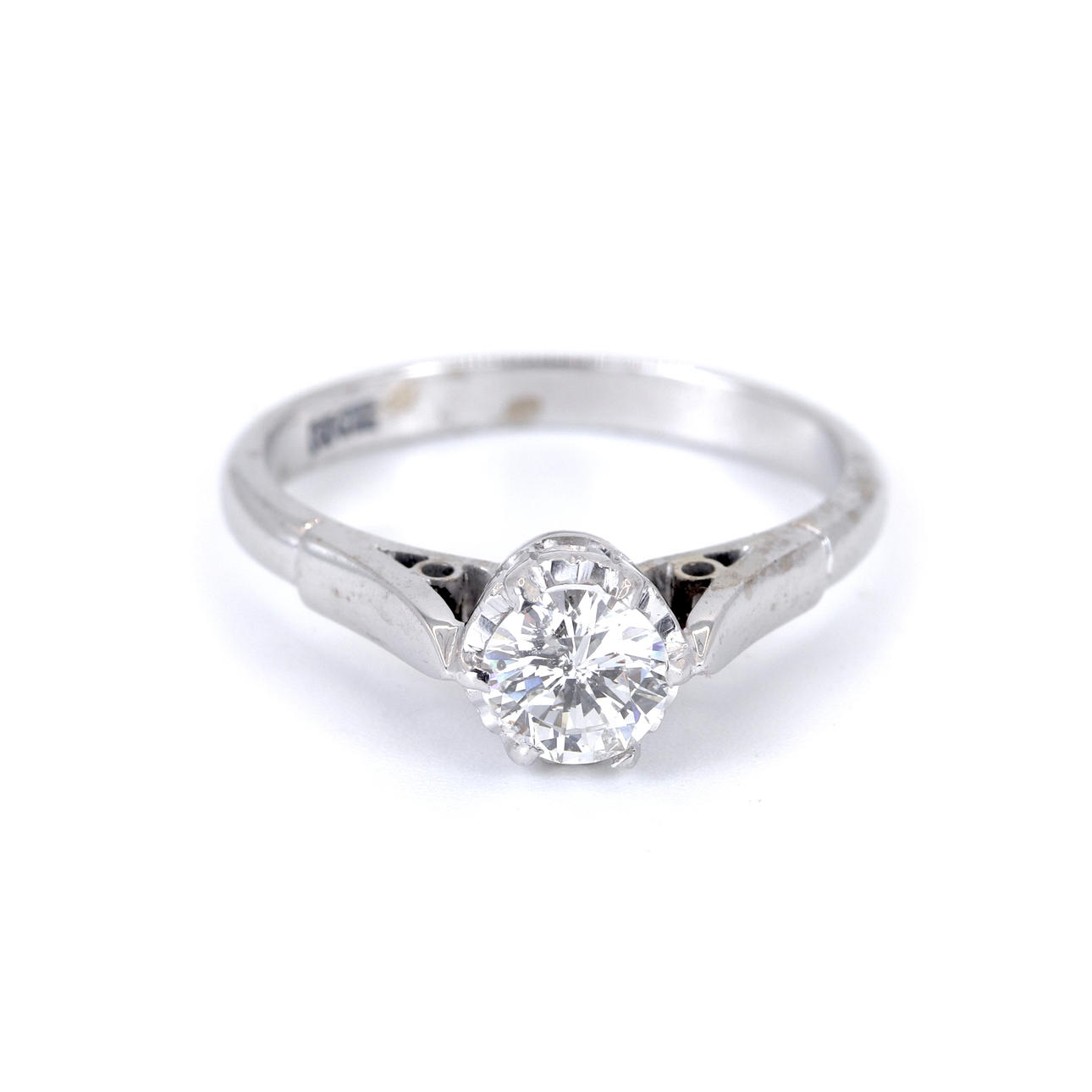 18CT WHITE GOLD DIAMOND SET SOLITAIRE RING.