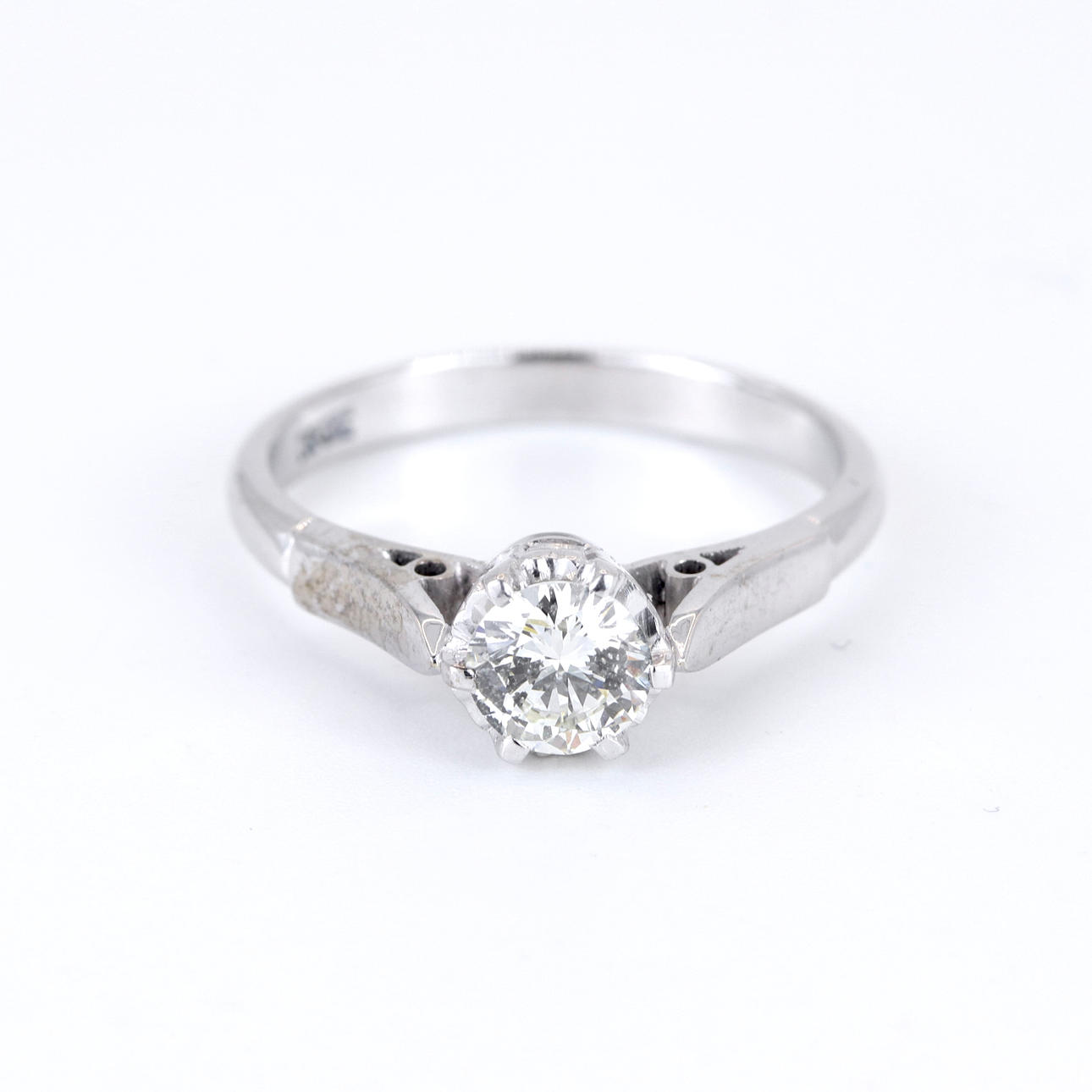 18CT WHITE GOLD DIAMOND SET SOLITAIRE RING.