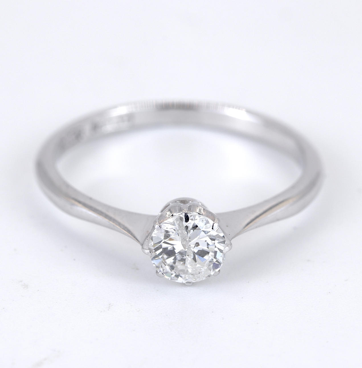 PLATINUM & 18CT WHITE GOLD DIAMOND SOLITAIRE RING.