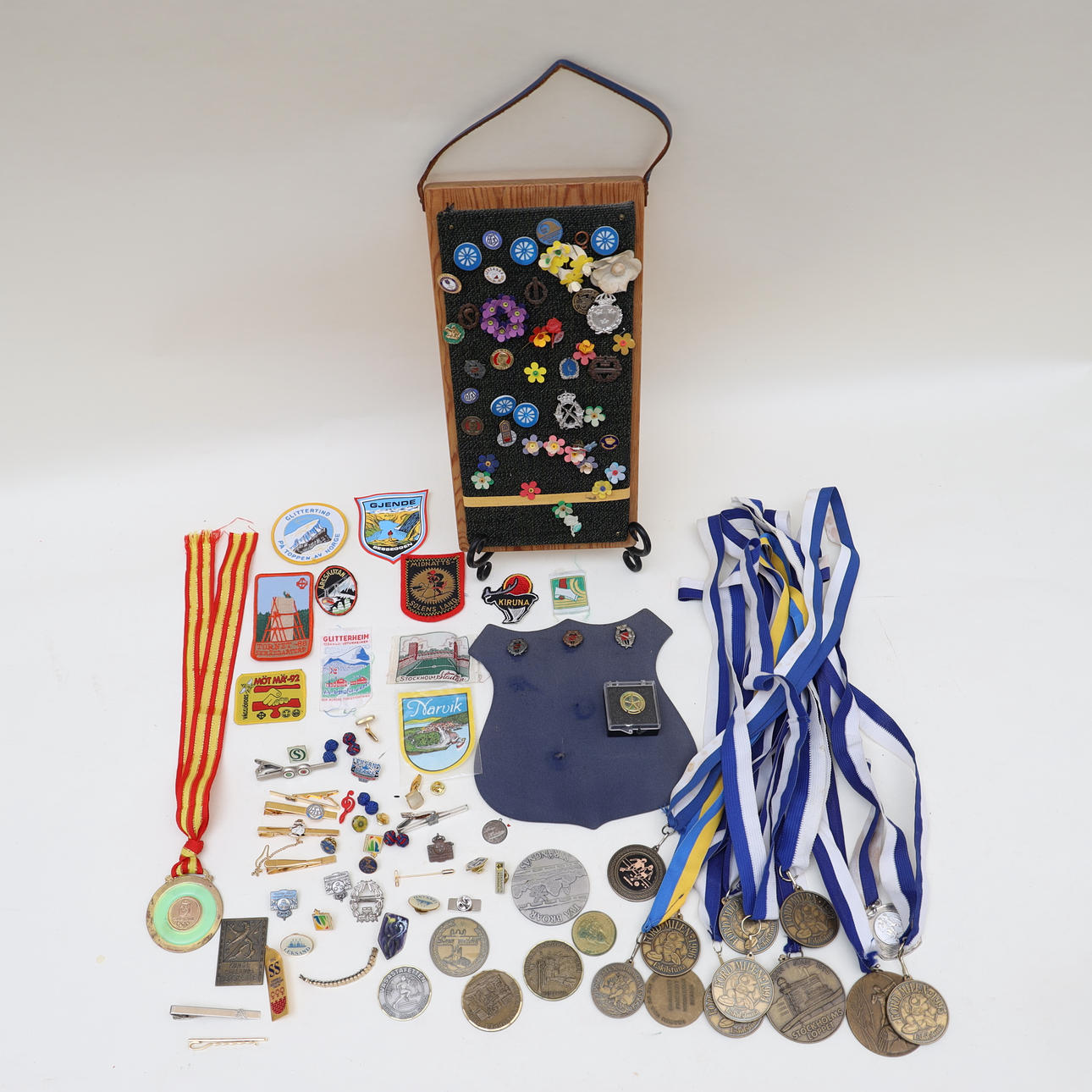 PARTY MEDALS, May flowers, pins.