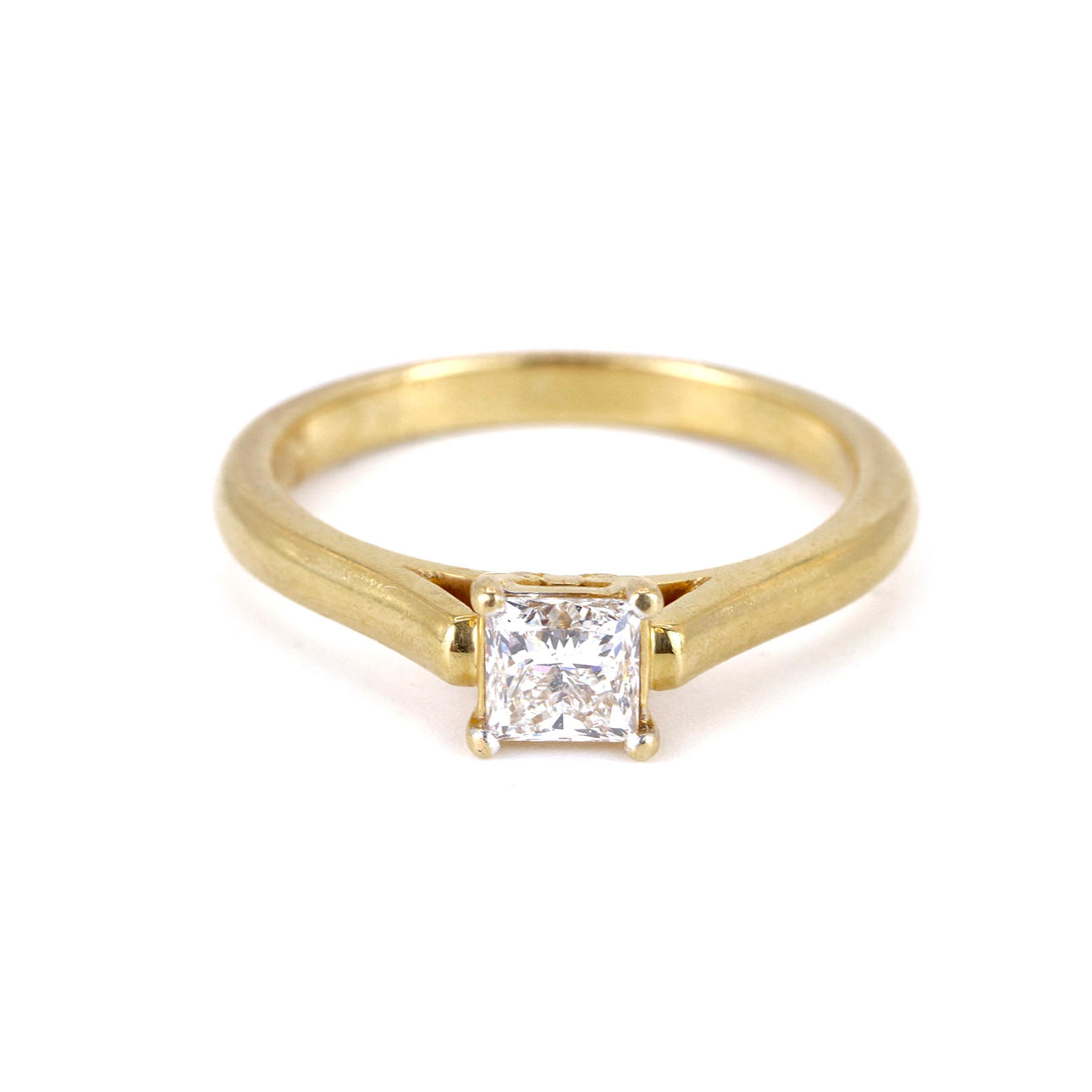 18CT GOLD PRINCESS CUT DIAMOND SOLITAIRE RING.