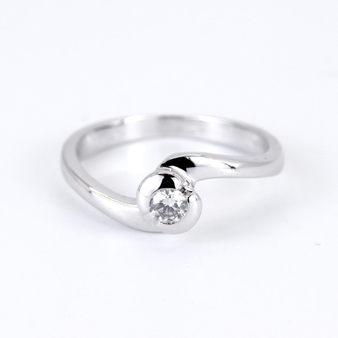 18CT WHITE GOLD DIAMOND SOLITAIRE RING.