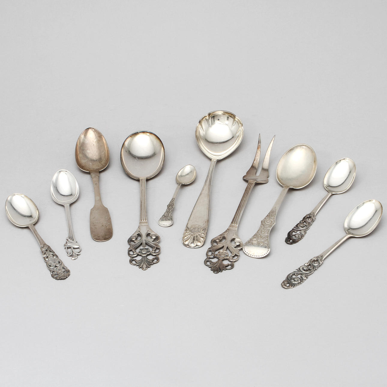 SKEDAR, 8 olika, samt 1 par uppläggningsbestick, silver 18/1900-tal. Vikt ca 400 gram.