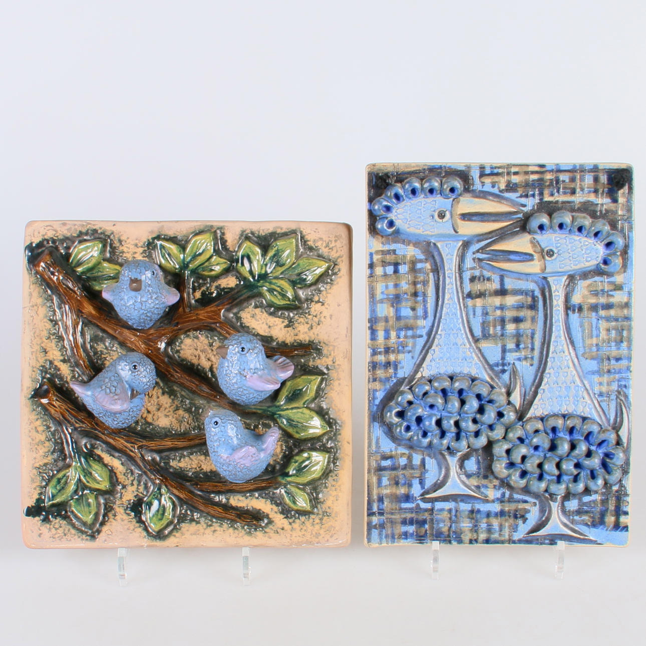 VÄGGPLAKETTER, 2 st. Keramik. Ulla Winblad Allingsås samt Norrmans Motala, 1900-tal.