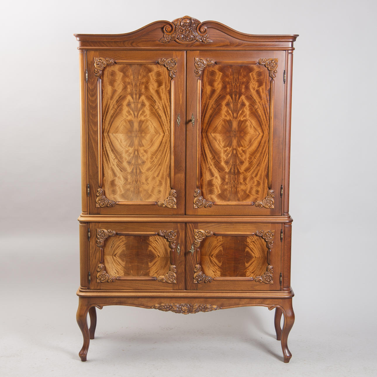 SALONGSSKÅP, mahogny, rokokostil, 1900-tal.