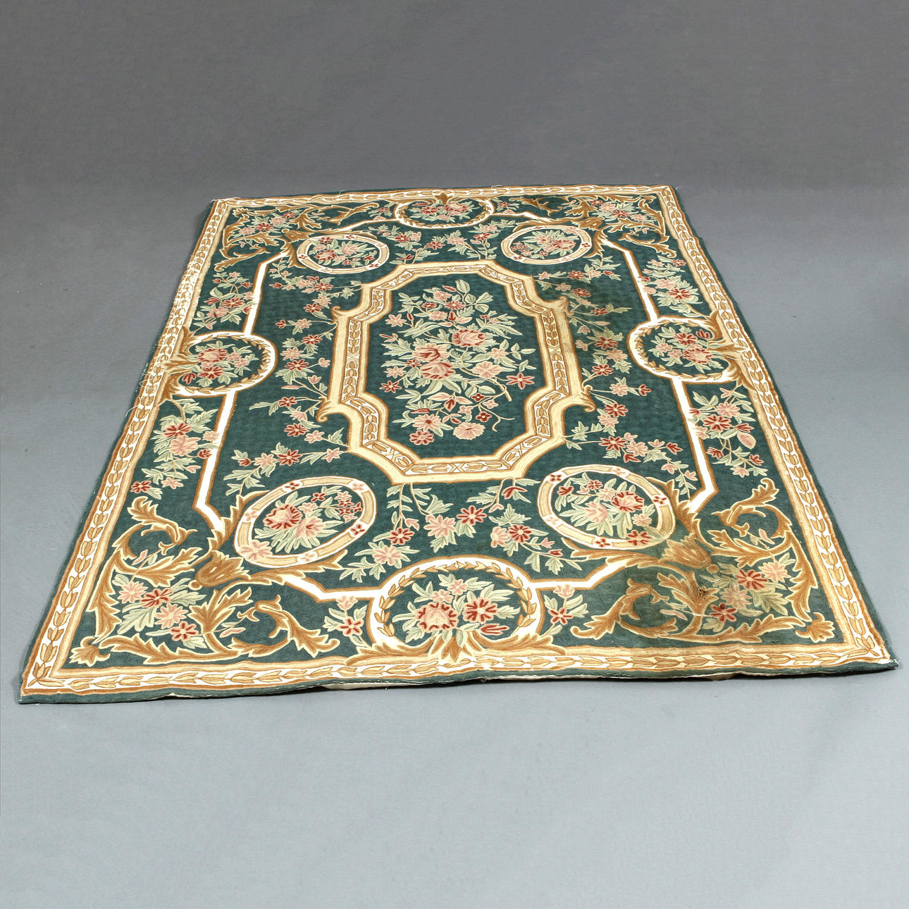 TEXTIL, Aubusson-stil. 270x180 cm.