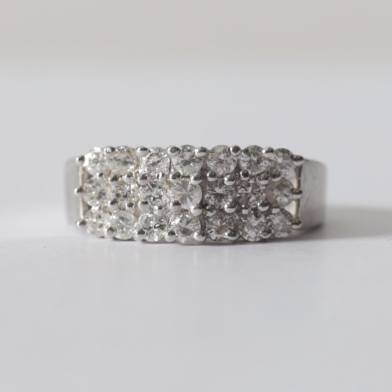 BRILJANTRING, 18K vitguld. Totalvikt ca 4,8 gram.