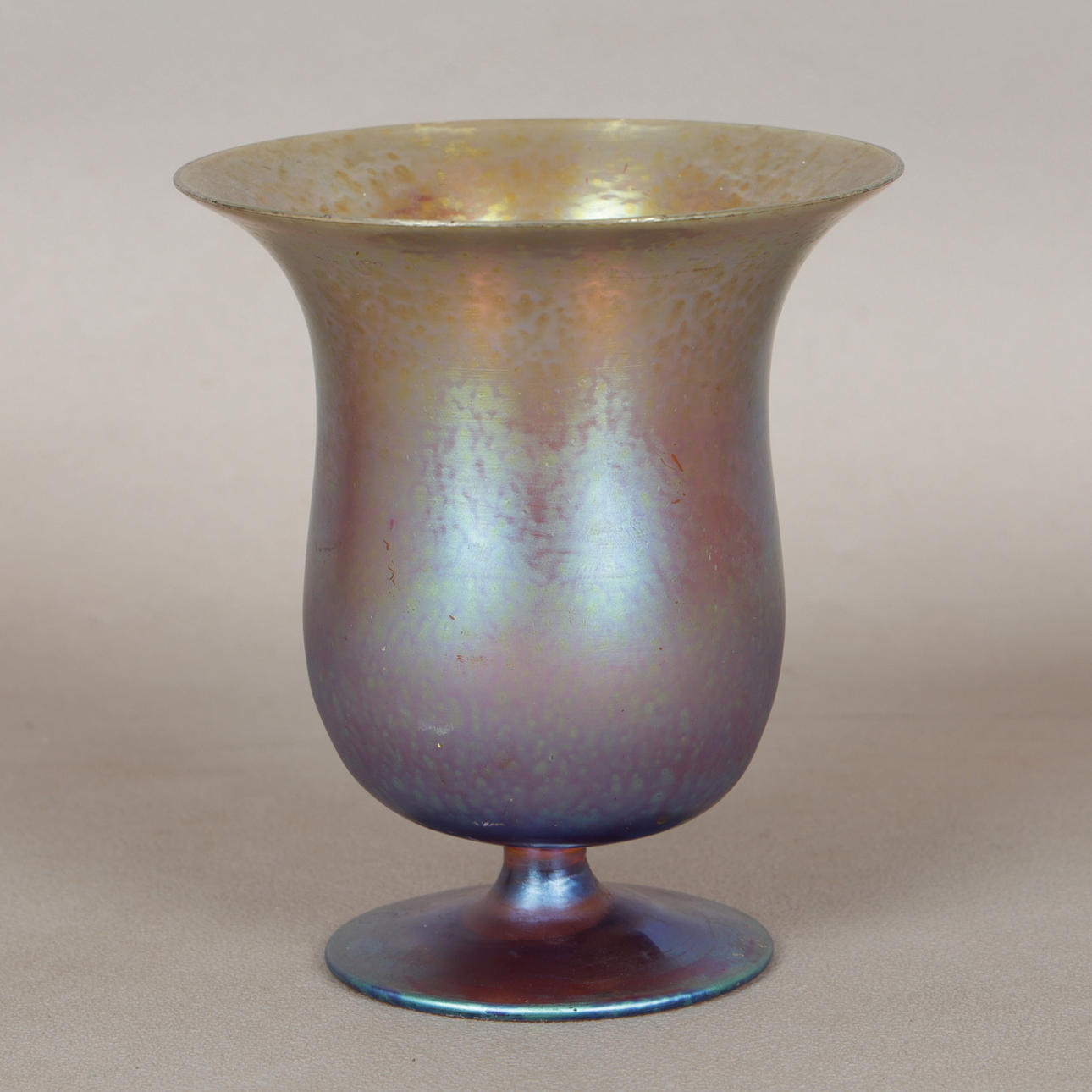 A MYRA GLASS VASE.