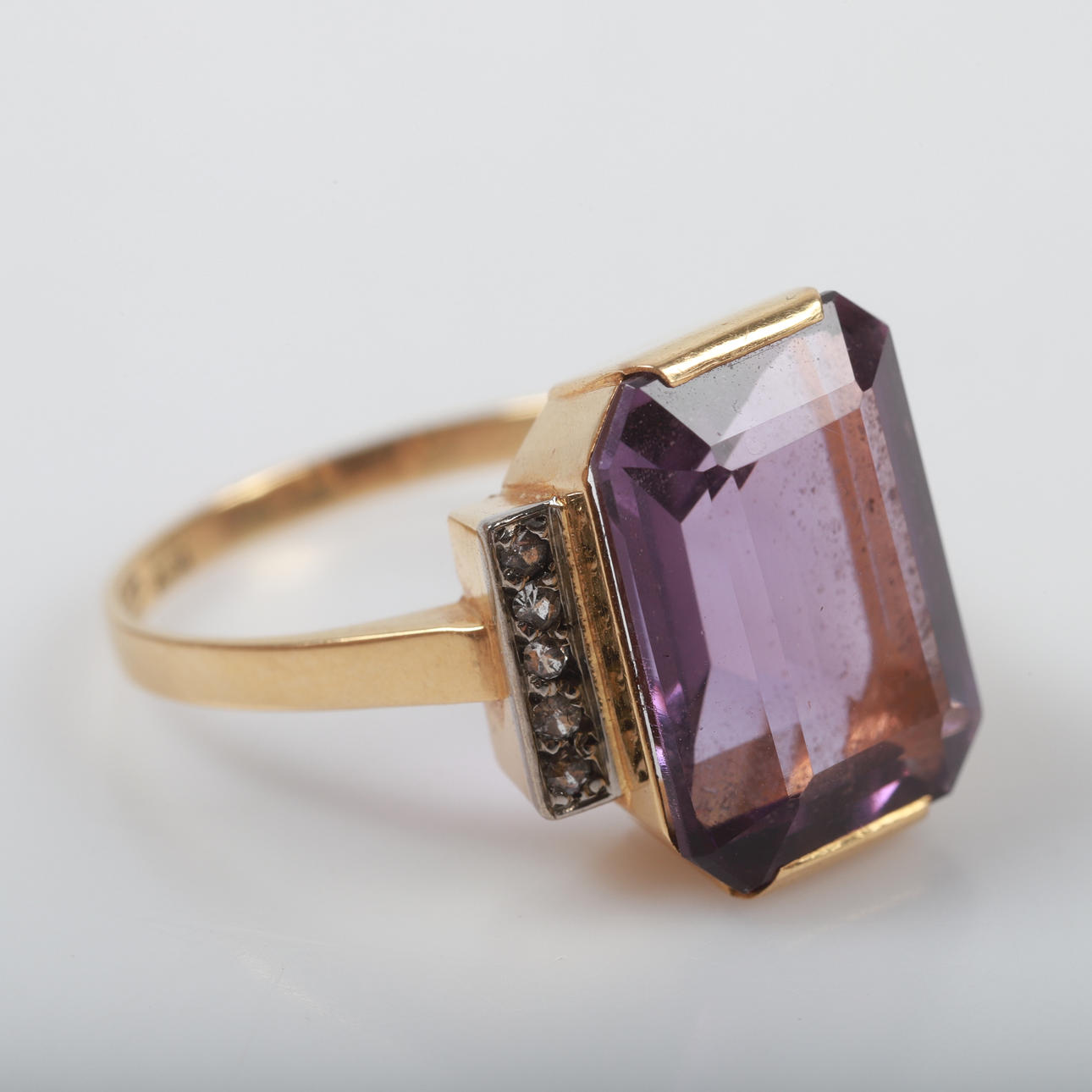 STIGBERT. Ring, 18 K guld med baguette- och fasettslipade stenar ...