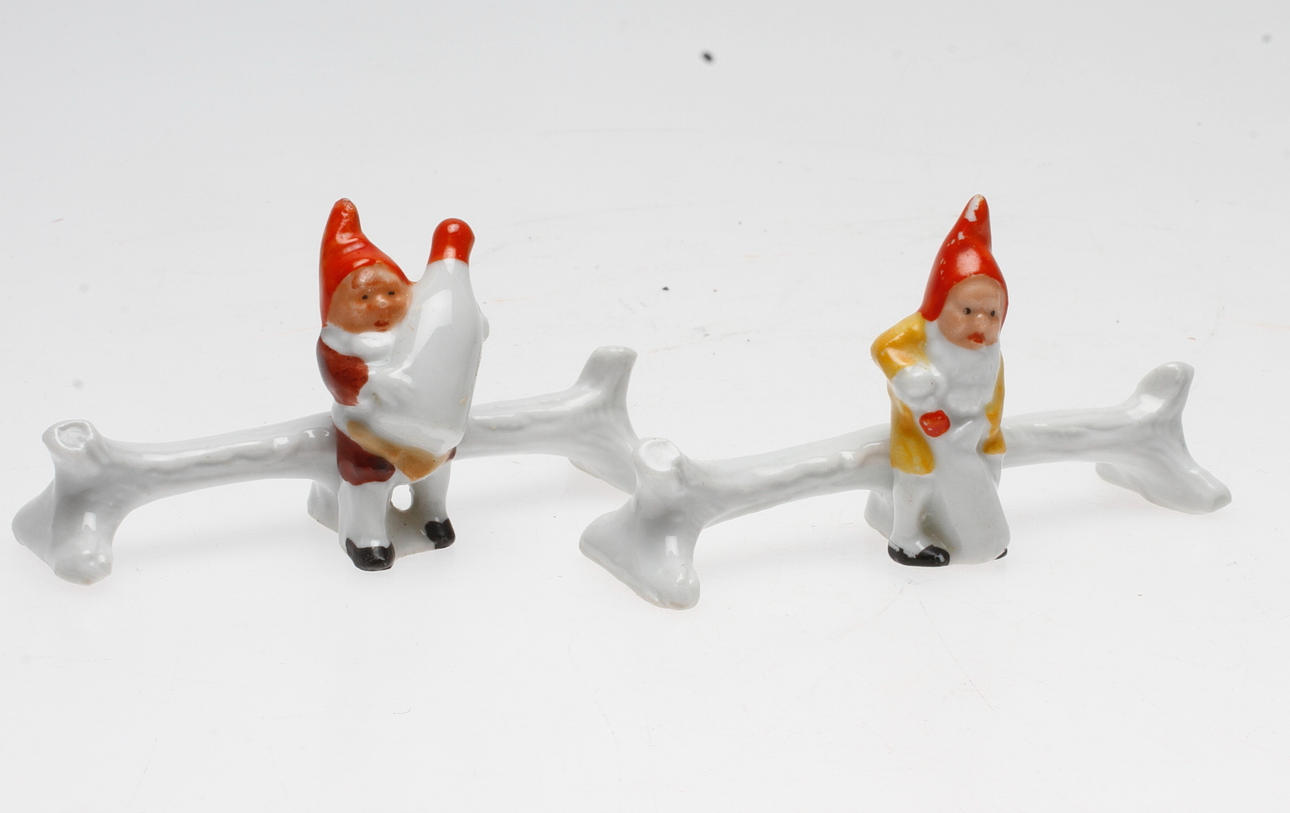 SMÖRHUNDAR, 2 st, porslin, 1900-tal.