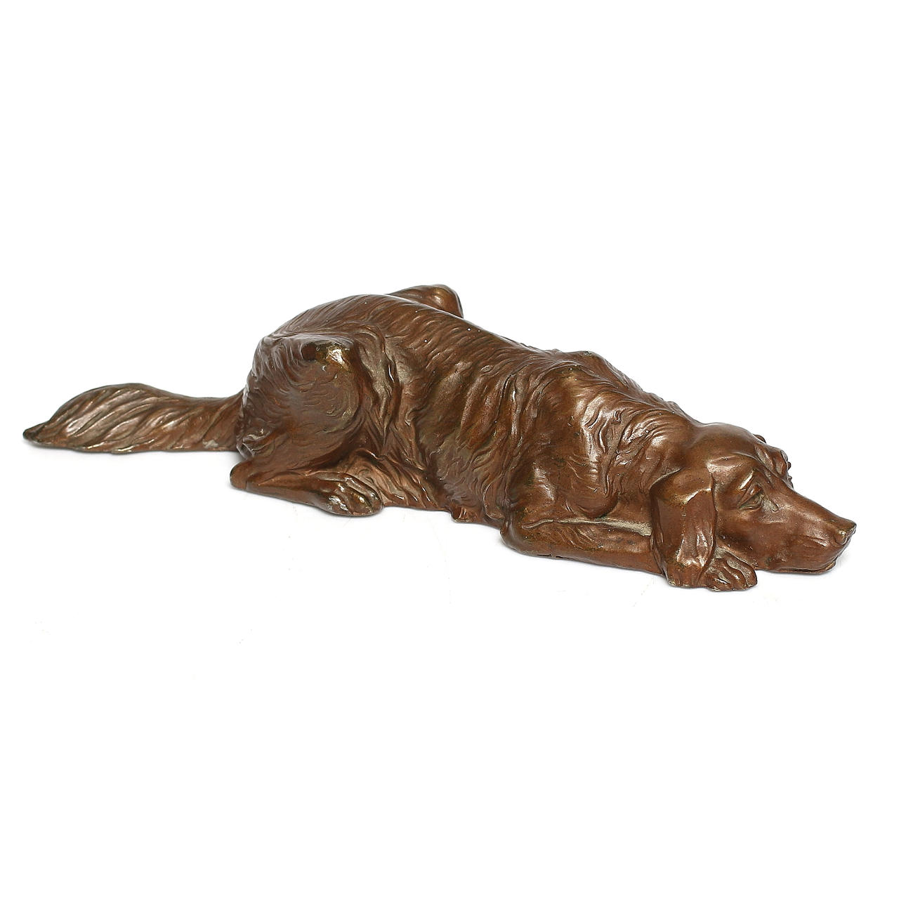 OIDENTIFIERAD KONSTNÄR. Liggande hund, skulptur, patinerad zink, sekelskiftet 1900.
