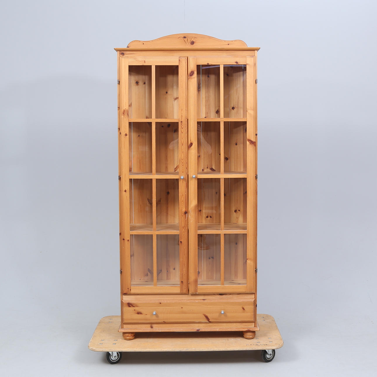 A late 20th century display cabinet.