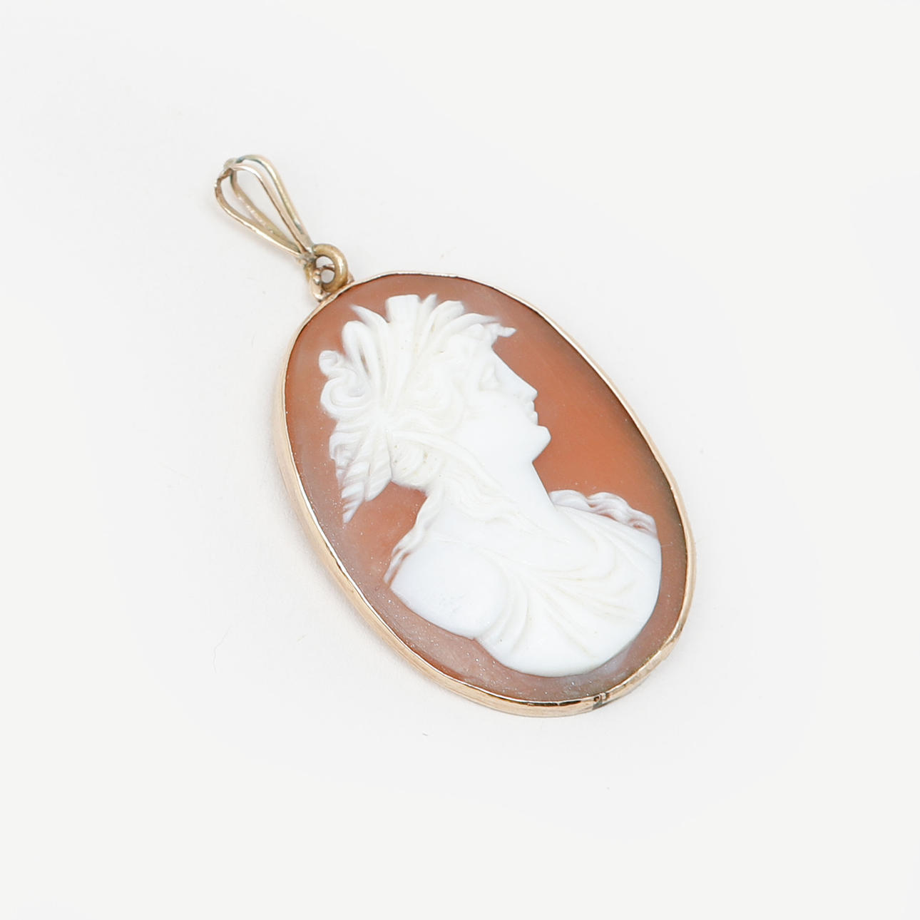 A 14k gold pendant, camel.