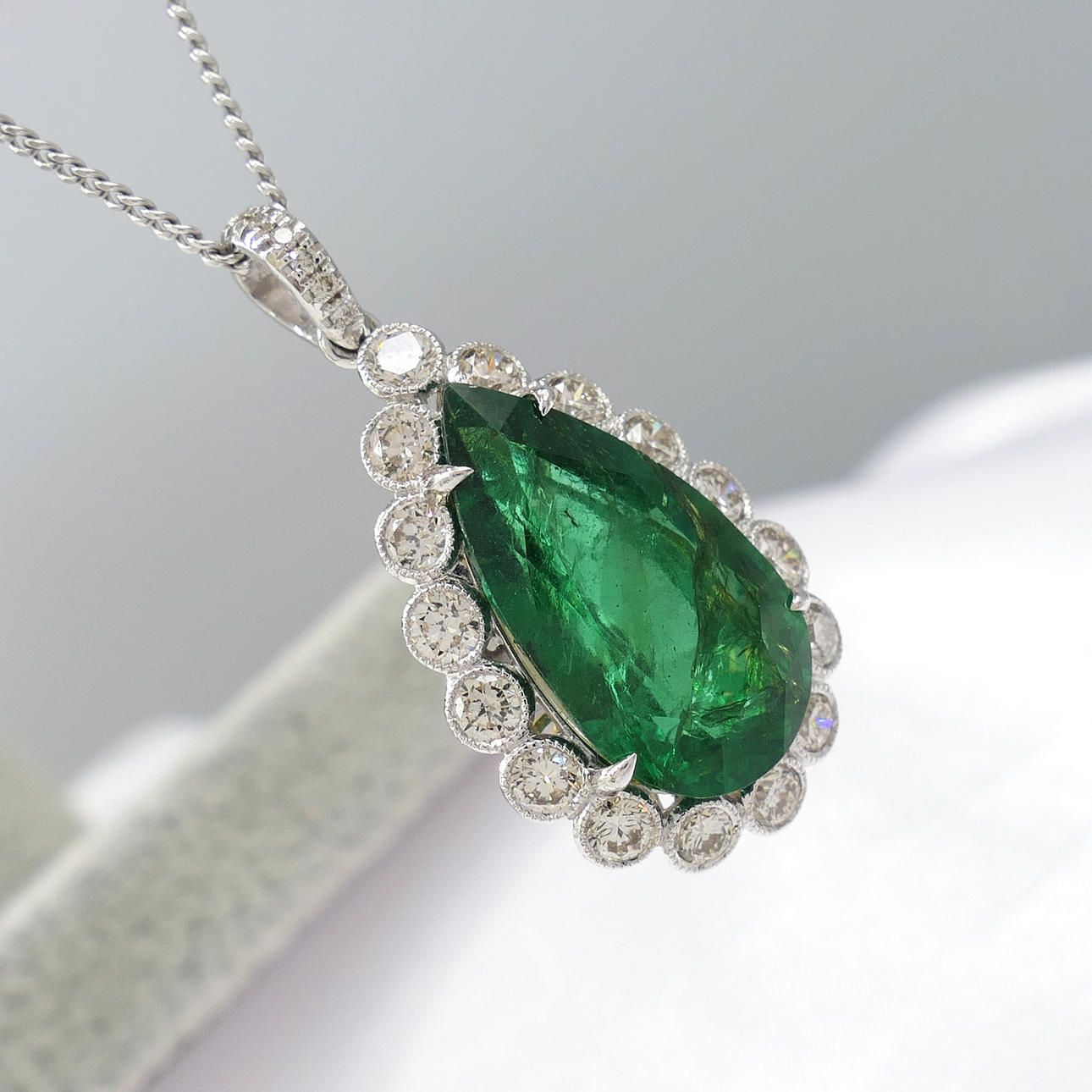 IMPRESSIVE EMERALD & DIAMOND necklace.