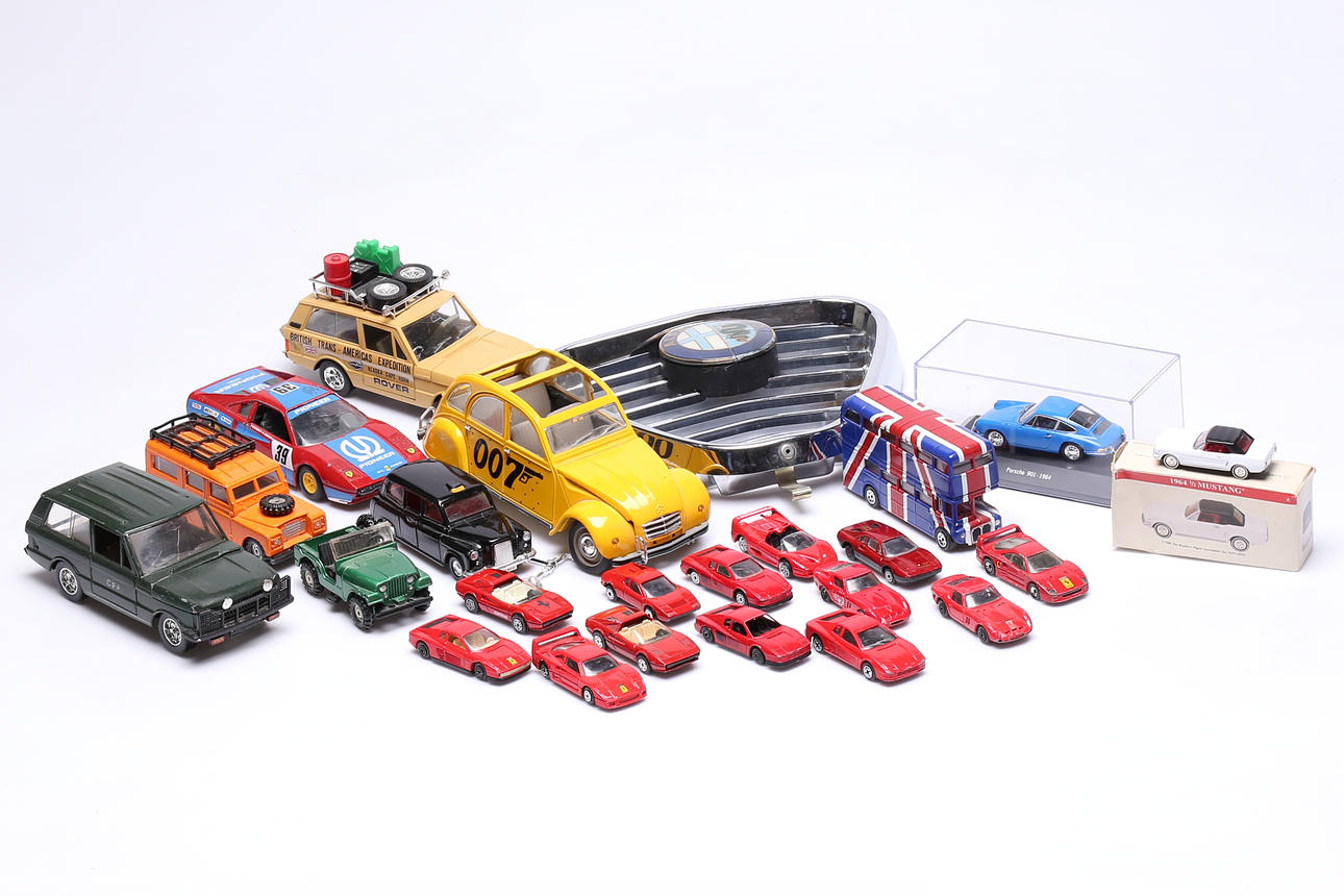 LEKSAKER, bilar, plast och metall.