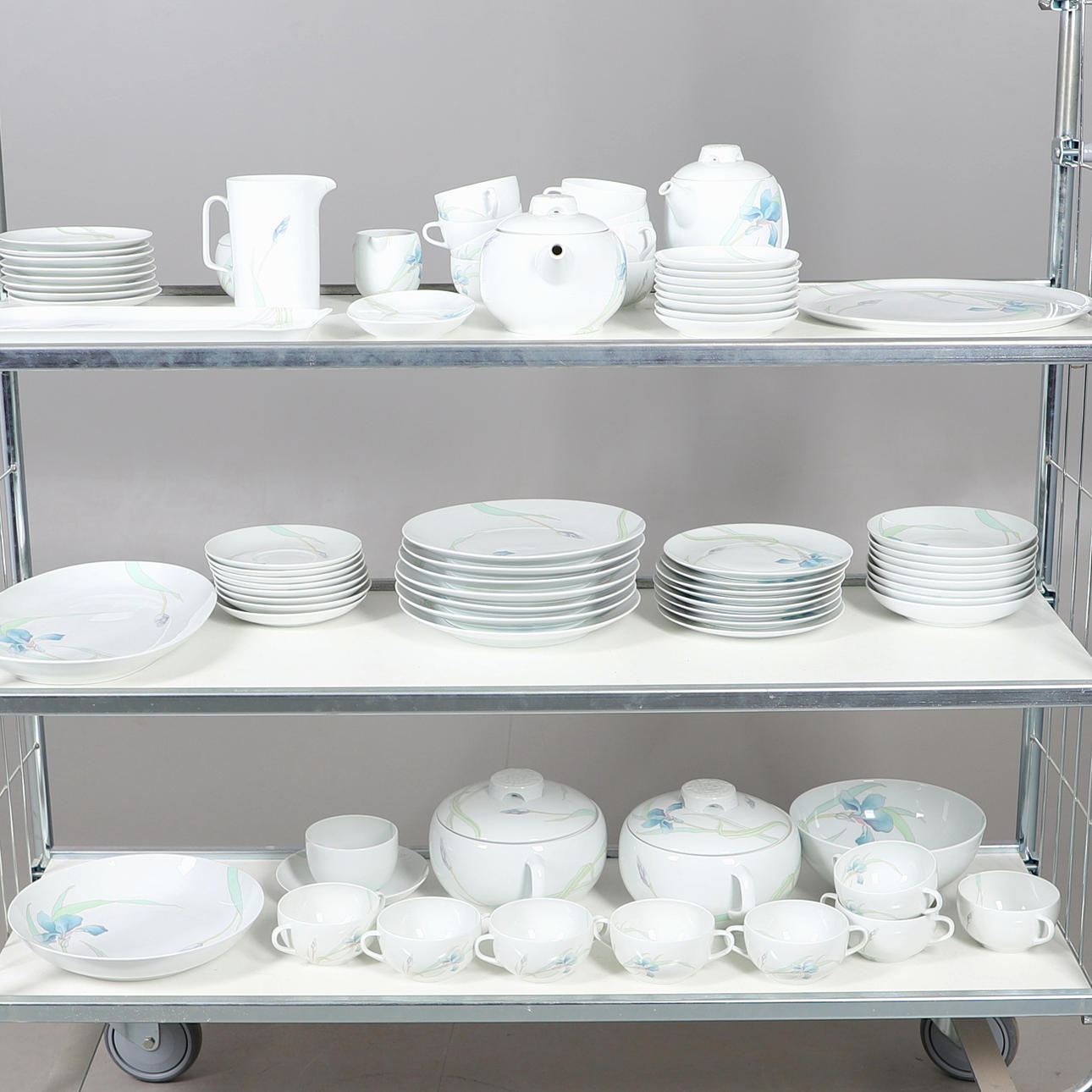 A LARGE LIMOGES DINNER AND TEA SERVICE.