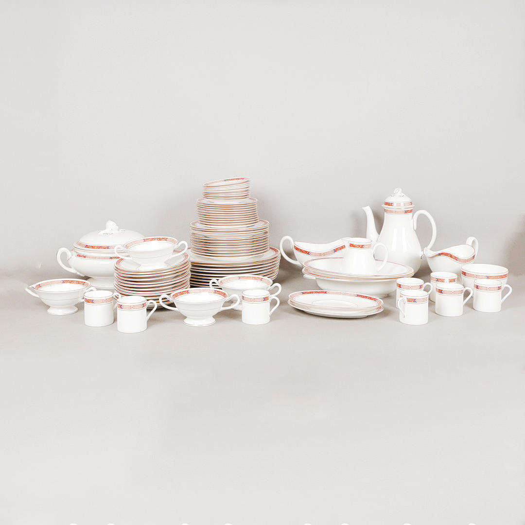 AN EXTENSIVE ROYAL WORCESTER "BEAUFORT" PATTERN DINNER SERVICE (APPROX 71 PIECES).