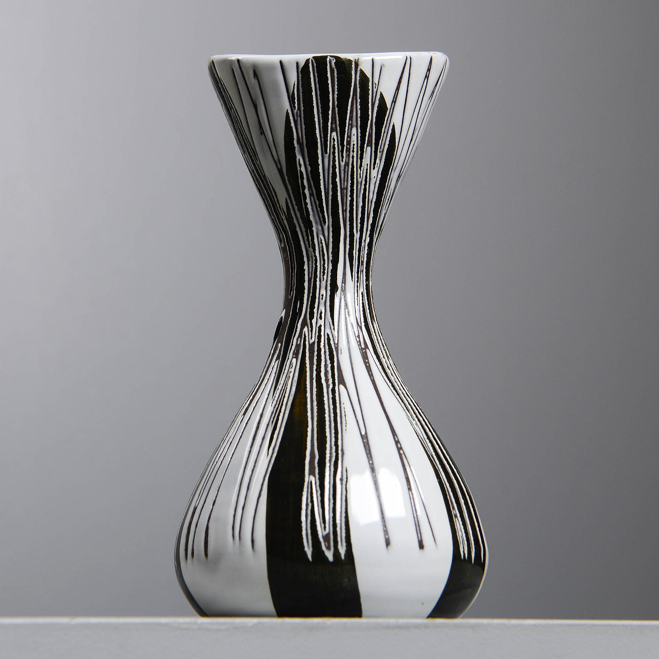 MARI SIMMULSON. "Mars", vas, modell 4147, Upsala-Ekeby, 1952-54.